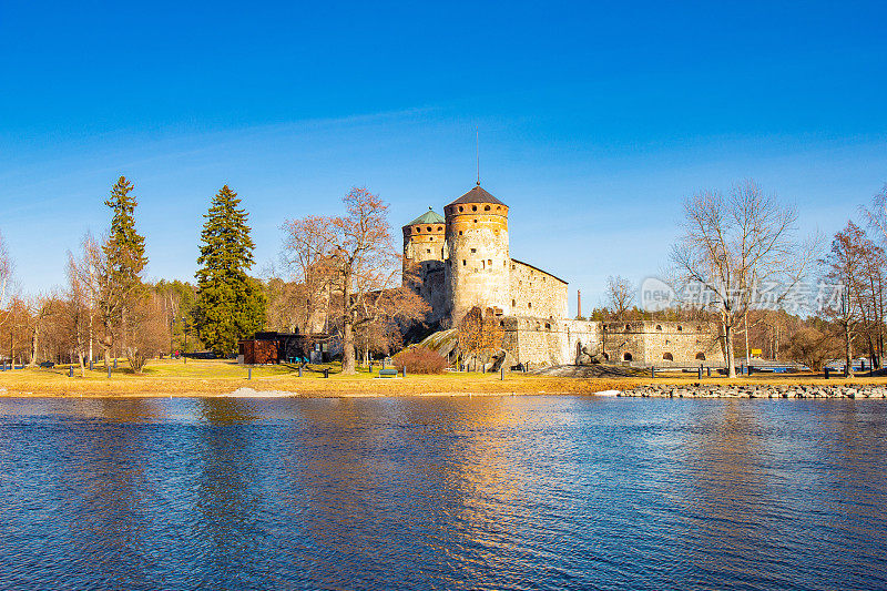 美丽的Olavinlinna, Olofsborg古代要塞，15世纪中世纪三塔城堡坐落在萨伏林纳市在一个阳光明媚的五月天。湖Saimaa,芬兰。